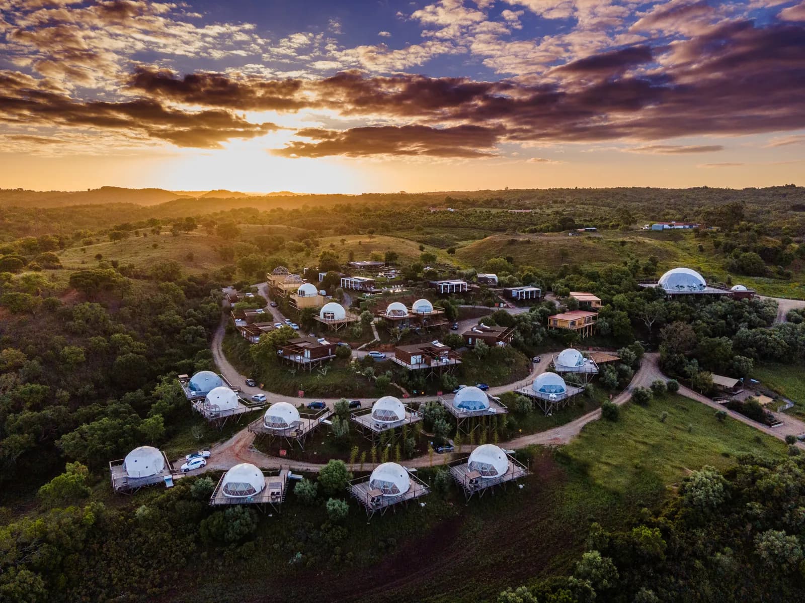 Los domos de WeCamp Reserva Alecrim desde el aire al atardecer