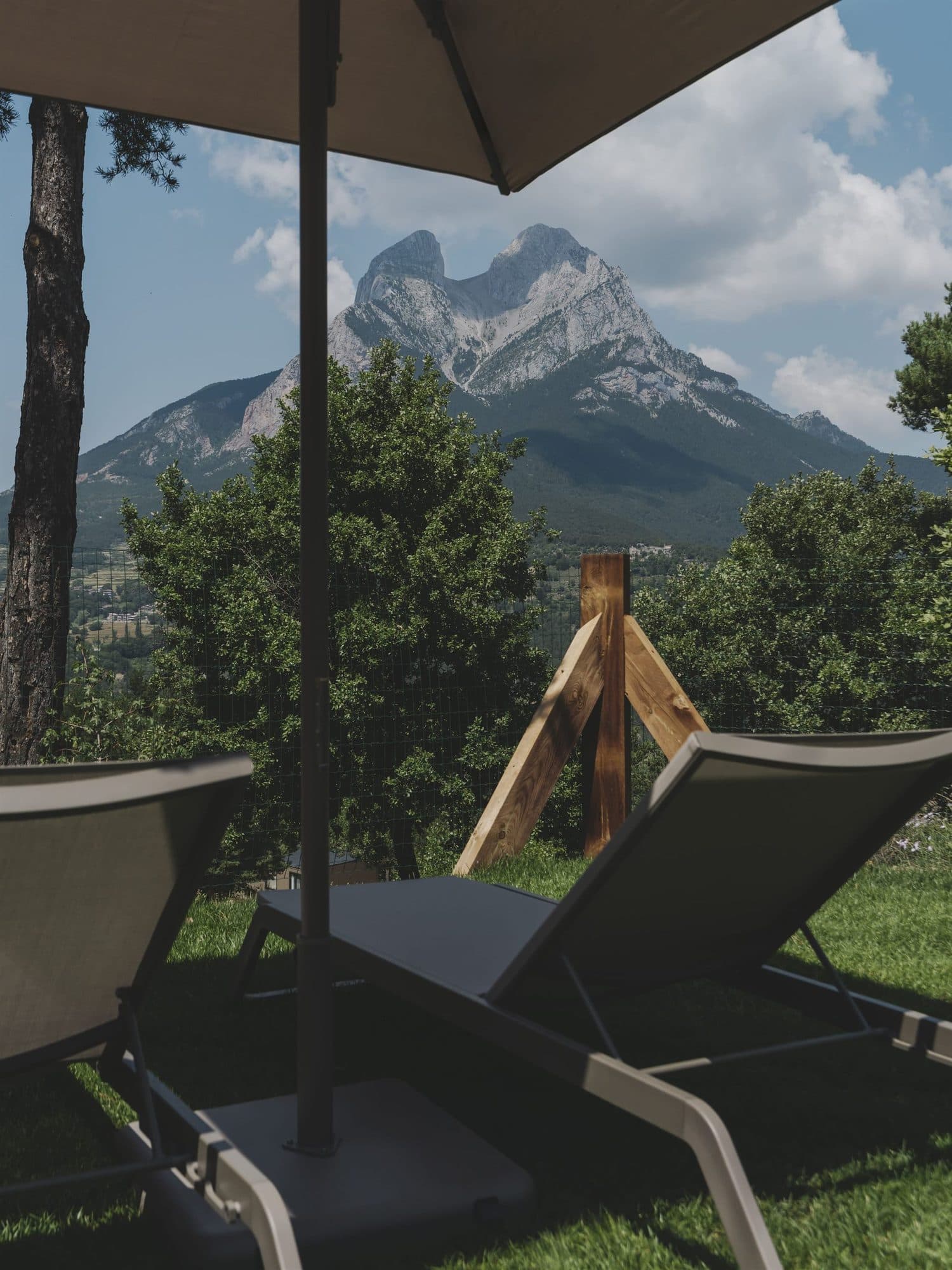 Tumbonas frente al Pedraforca en WeCamp Pedraforca