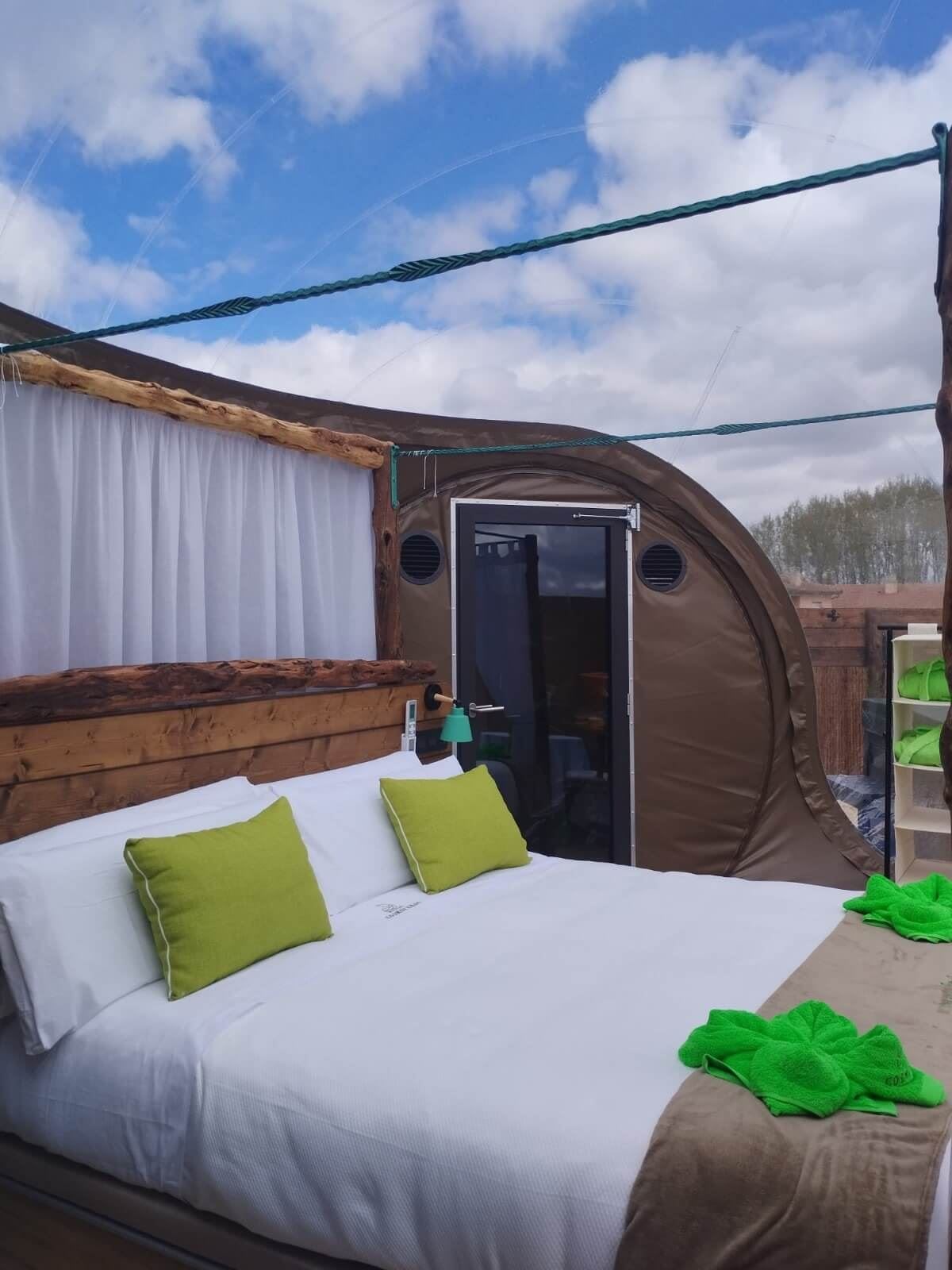 Cosmoveros Hotel Burbuja — instalaciones, parcelas y entorno (imagen 6)