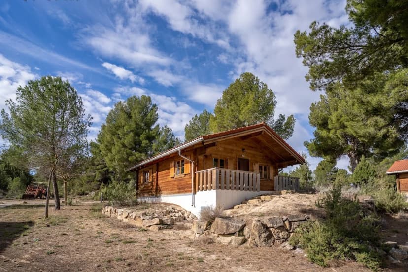 Aras Rural — cabañas en Aras de los Olmos, Valencia, Comunidad Valenciana · 4.2 de 5 (44 opiniones) · Doce casas de madera en 11.000 m²