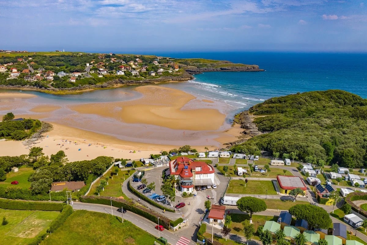 Camping Playa la Arena — camping en Arnuero, Cantabria, Cantabria · 4.2 de 5 (826 opiniones)
