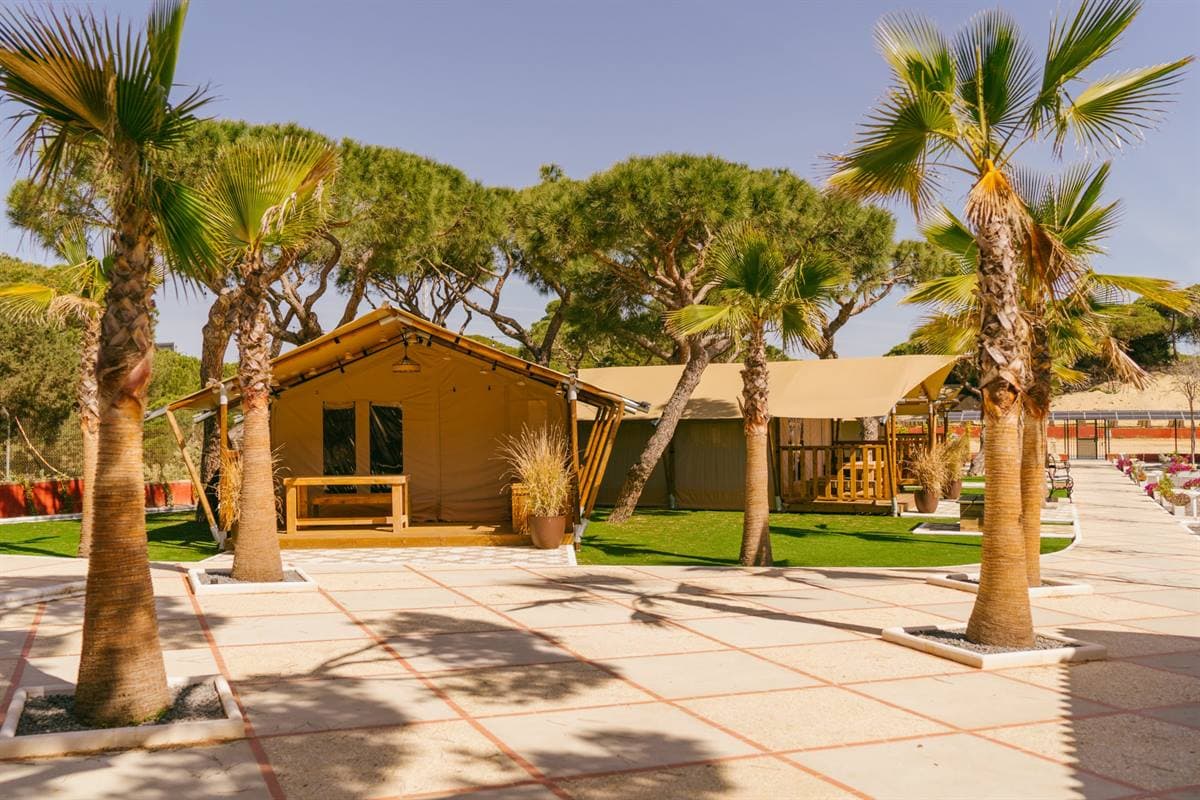 Camping Playa La Bota — camping en Punta Umbría, Huelva, Andalucía · 3.9 de 5 (2278 opiniones) · Playa La Bota a 200 m, con acceso directo